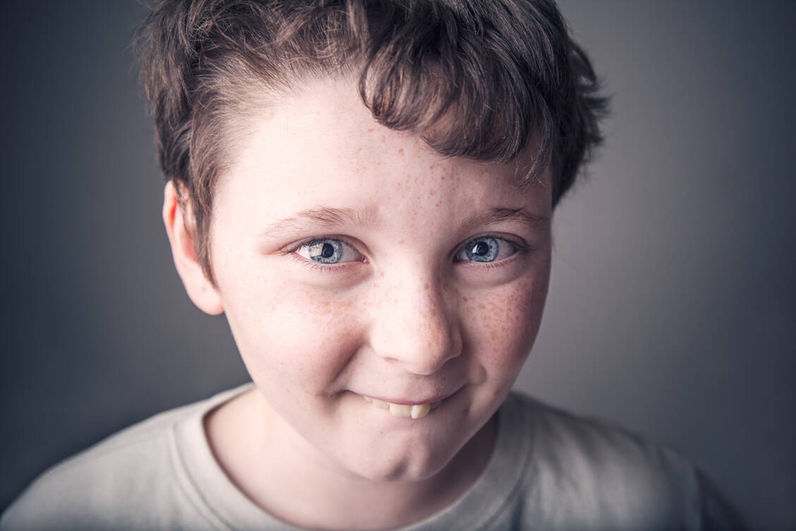 Tic oder Tourette-Syndrom? Die Symptome sind ähnlich, aber es gibt dennoch deutliche Unterschiede. Eine frühzeitige richtige Diagnose kann für den Behandlungserfolg entscheidend sein. / Foto: Getty Images/Matteo Colombo