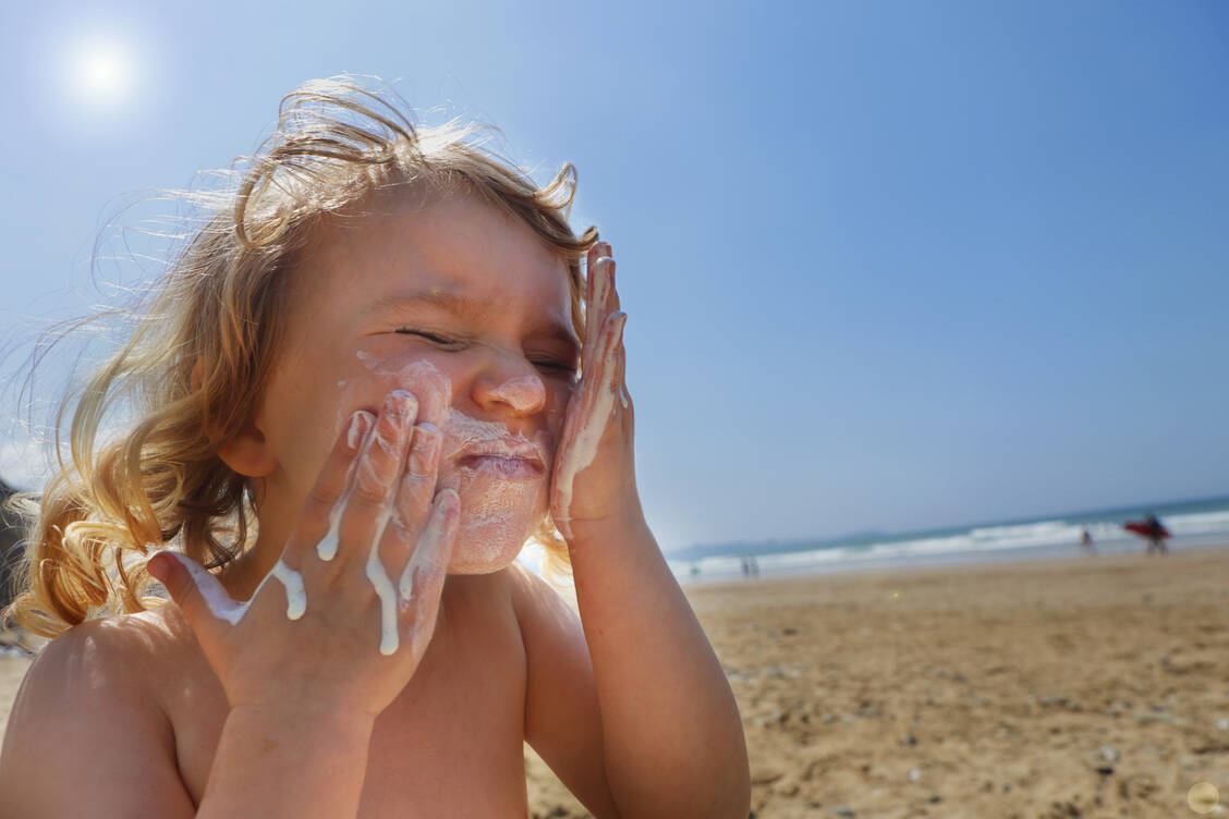 Wenn die Sonne richtig brennt, sollte der Schutz aus der Tube eigentlich unverzichtbar sein. / Foto: Getty Images/Peter Cade