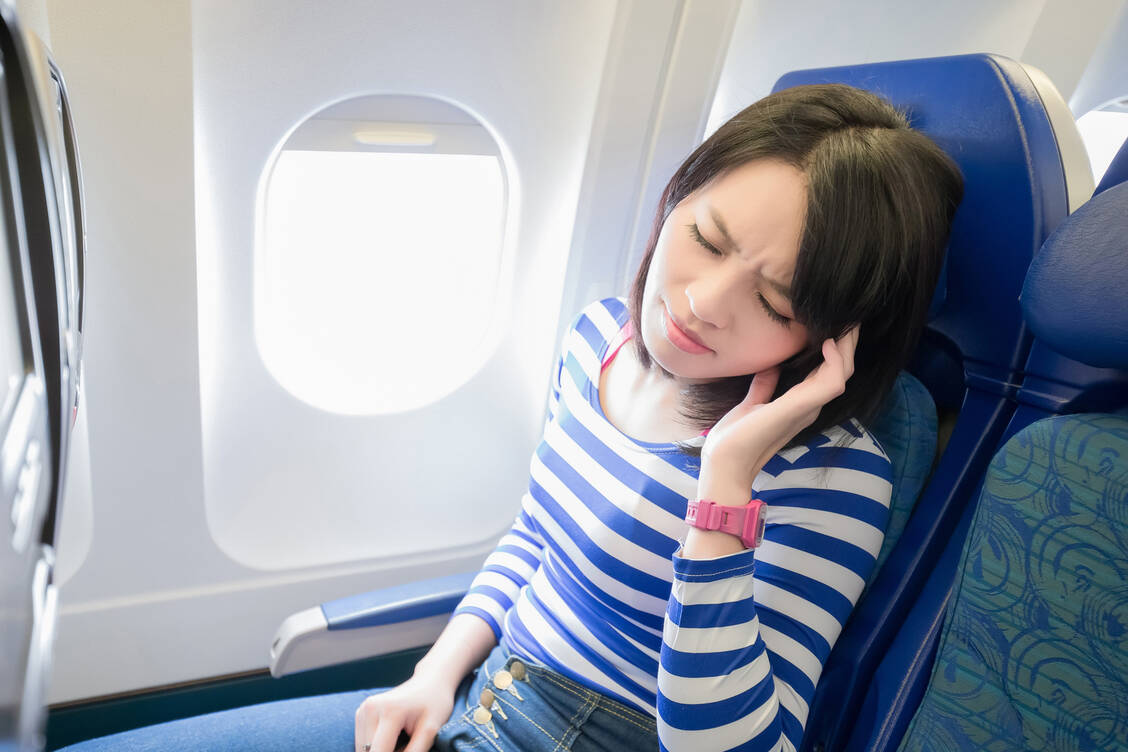 Besonders im Sinkflug kann der Druckausgleich im Ohr gestört sein. / Foto: Getty Images/RyanKing999