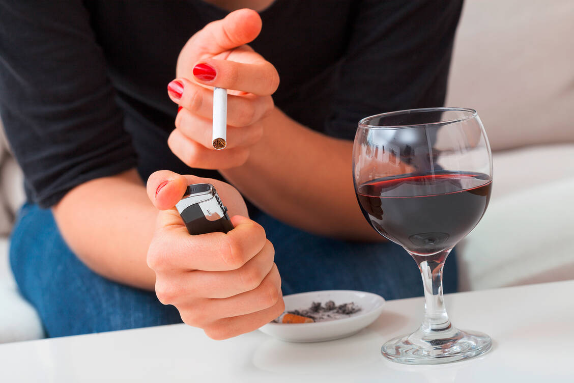 Unselige Kombination: Alkohol löst krebserregende Substanzen aus dem Tabakrauch und verstärkt deren schädliche Wirkung. / Foto: Adobe Stock/Photographee.eu