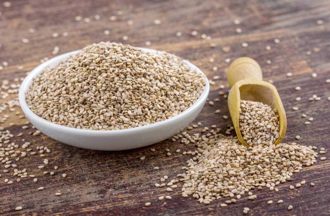 Sesam wird zum Beispiel in Form von Tahini fertig verkauft.  / © Getty Images/coramueller