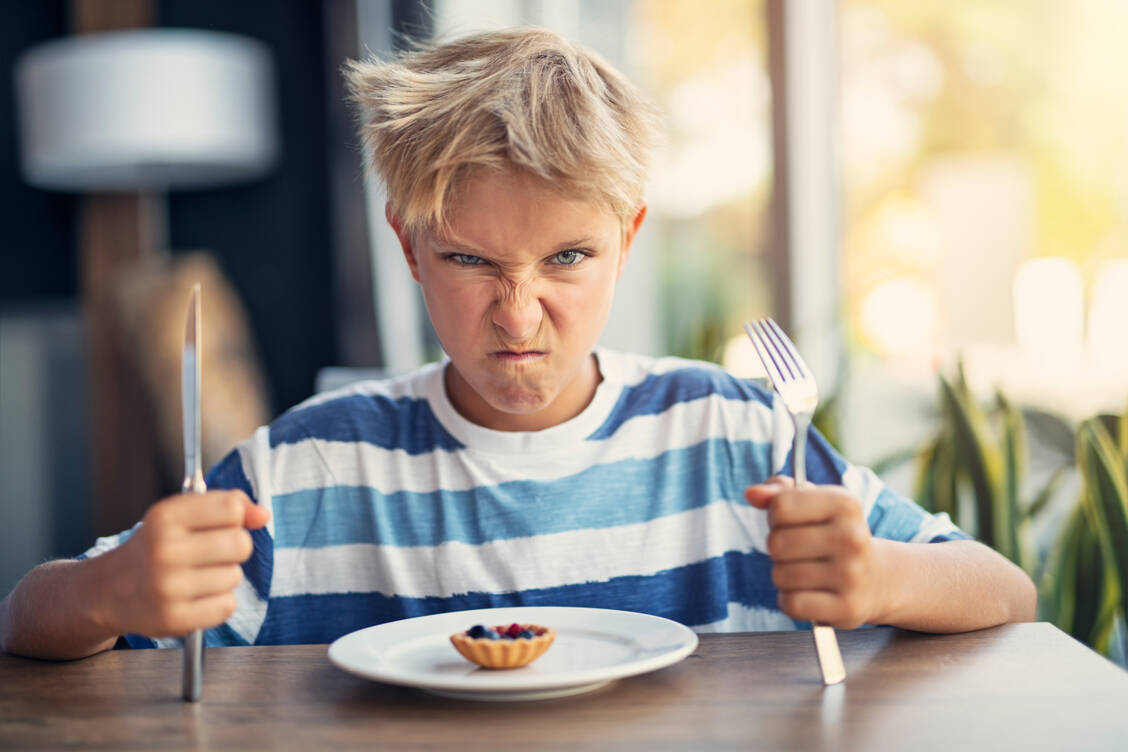 Das soll alles sein? Das Küchlein ist viel zu wenig für den Bärenhunger des Jungen. Das macht miese Laune.  / © Getty Images/:
Imgorthand