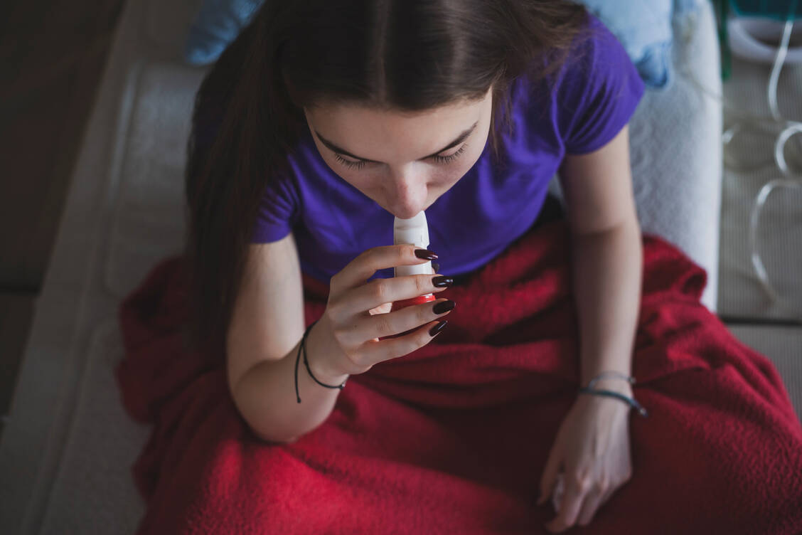 Inhalative Corticosteroide sollten auch in der Schwangerschaft weiter angewendet werden, denn sie sind sicher und wichtig für die Asthmakontrolle.  / © Getty Images/Branimir76
