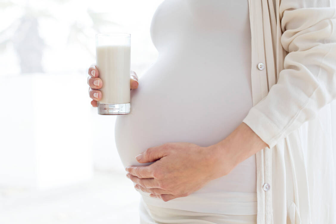  »Gute Ratschläge« aus den sozialen Medien sind mir Vorsicht zu genießen – wie die Rohmilch, die in einem aktuellen Trend sogar Schwangeren empfohlen wird. Doch das ist  gefährlich.  / Foto: Getty Images/Ian Hooton Science Photo Library