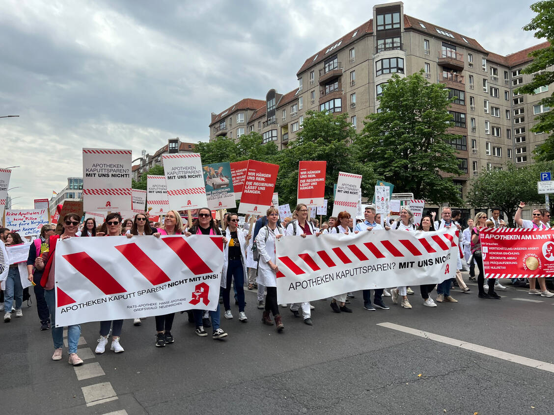 Schon am 14. Juni 2023 machten zahlreiche Apothekenteams beim Protest mit, hier in Berlin. / Foto: PZ/Melanie Höhn