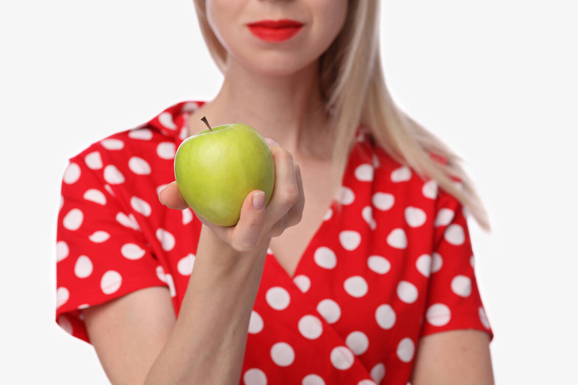 Menschen mit Lactose-Intoleranz müssen nicht zwangsläufig immer auf Milchzucker-haltige Lebensmittel verzichten. Für unterwegs gibt es Enzym-Präparate mit Lactase, die vor der Mahlzeit eingenommen werden. / Foto: Adobe Stock/glisic_albina