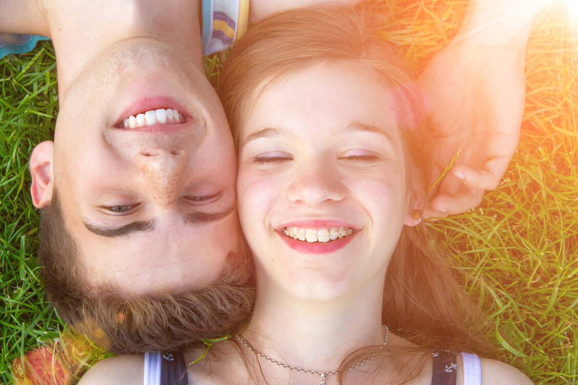 Sonnenlicht macht gute Laune – und schadet der Haut nicht, wenn man sich gut schützt und den Schatten der direkten Sonneneinstrahlung vorzieht. / Foto: Adobe Stock/Jürgen Fälchle