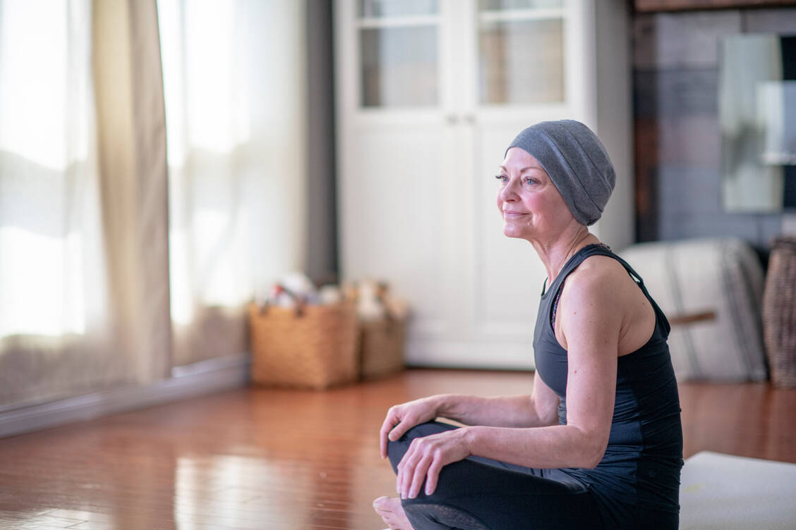 Yoga, Meditation oder Qigong zählen zu den anerkannten komplementären Behandlungsmethoden bei Krebs.  / © Getty Images/FatCamera