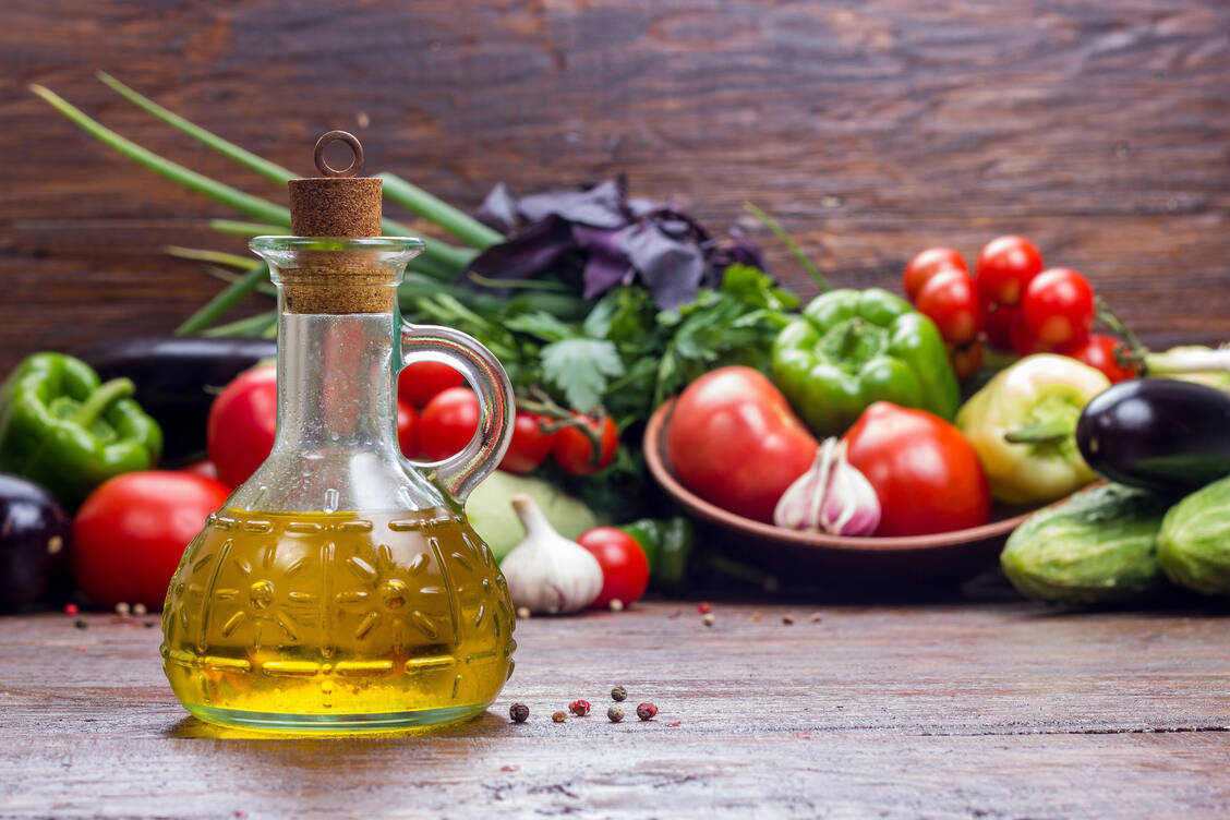 Omega-3-Fettsäuren, sekundäre Pflanzenstoffe und Ballaststoffe aus pflanzlichen Lebensmitteln haben entzündungshemmendes Potenzial. / © Adobe Stock/mrzazaz