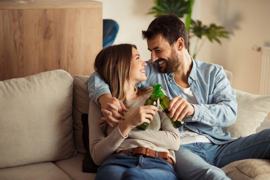 Besser alkoholfrei: Paare verzichten bei Kinderwunsch am besten schon vor der Empfängnis auf Genussgifte. / © Adobe Stock/Goran