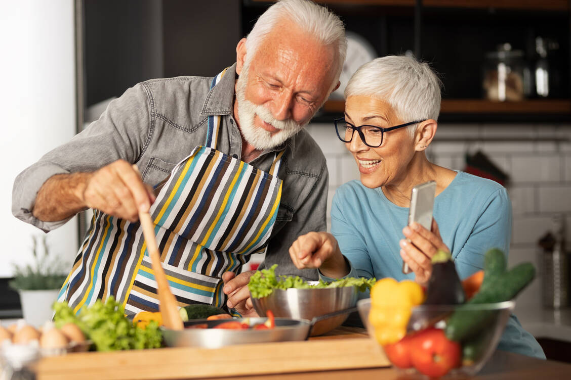 Verschiedene gesunde Ernährungsformen können dazu beitragen, das biologische Altern zu verlangsamen. / © Getty Images/CherriesJD