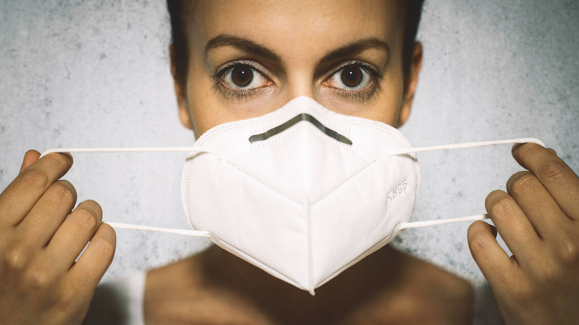 Mit einer gut sitzenden FFP2-Maske beträgt die Infektionsgefahr, wenn sich ein mit Covid-19 Infizierter und ein gesunder ungeimpfter Mensch in einem Innenraum treffen, nach 20 Minuten gerade einmal 0,1 Prozent – auch bei Omikron. / Foto: Adobe Stock/Marvelia