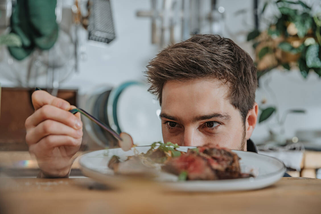 Eine Paleo-Diät ist sehr fleischlastig und dadurch für Gesundheit und Umwelt problematisch. / Foto: Getty Images/Westend61