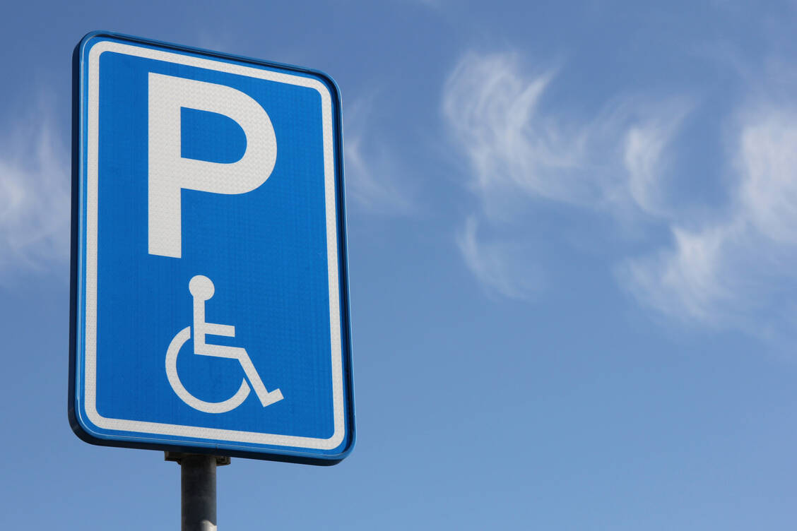 Nicht nur Rollstuhlfahrer haben Anspruch auf einen Behindertenparkplatz. / Foto: Adobe Stock / Bjoern Wylezich