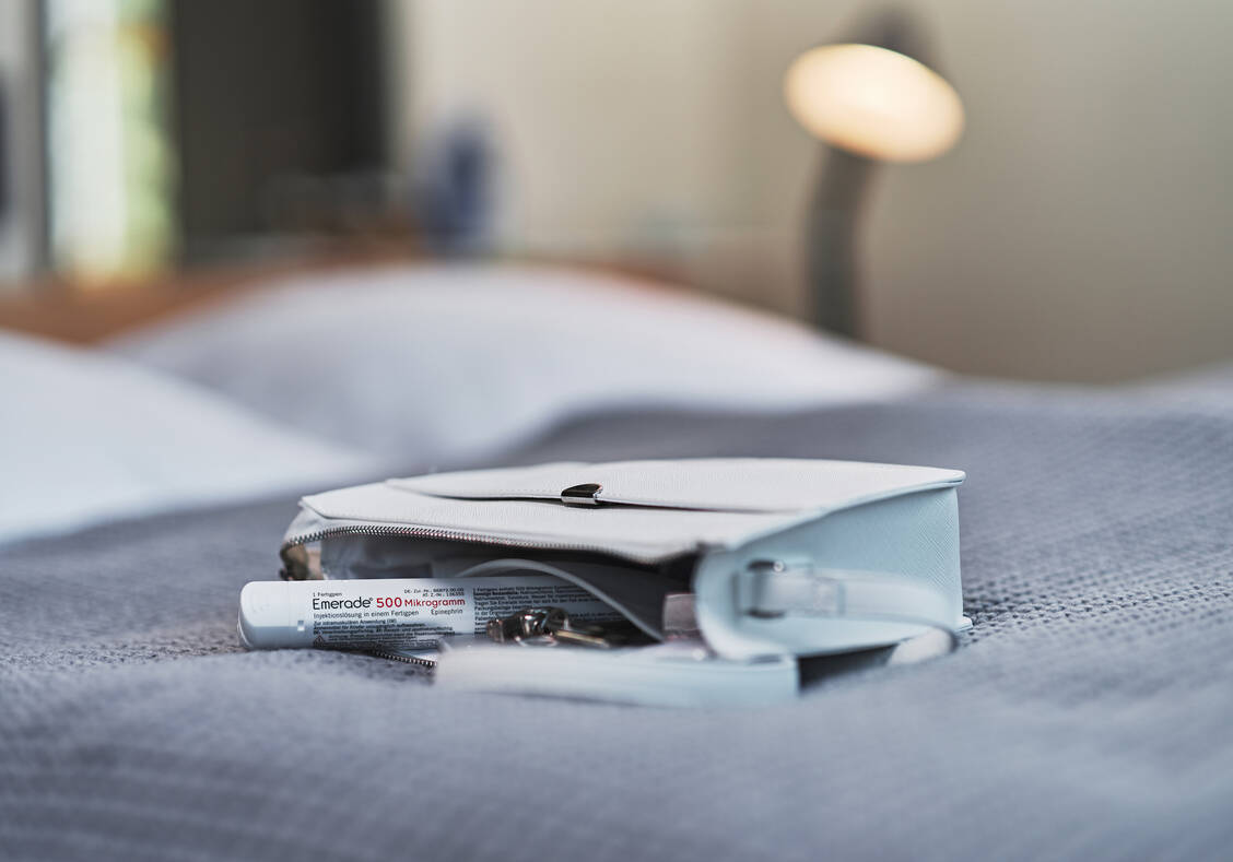 Für Personen mit einem erhöhten Anaphylaxie-Risiko ist der Adrenalin-Autoinjektor überlebenswichtig. Beim Emerade-Pen kann es Probleme beim Auslösen geben, wenn der Pen heruntergefallen ist. / Foto: Bausch+Lomb