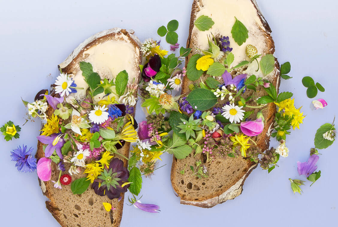 Das Auge isst mit: Bunte Blüten werten jedes Gericht optisch auf. / Foto: Getty Images/Foodfotografie-Hamburg