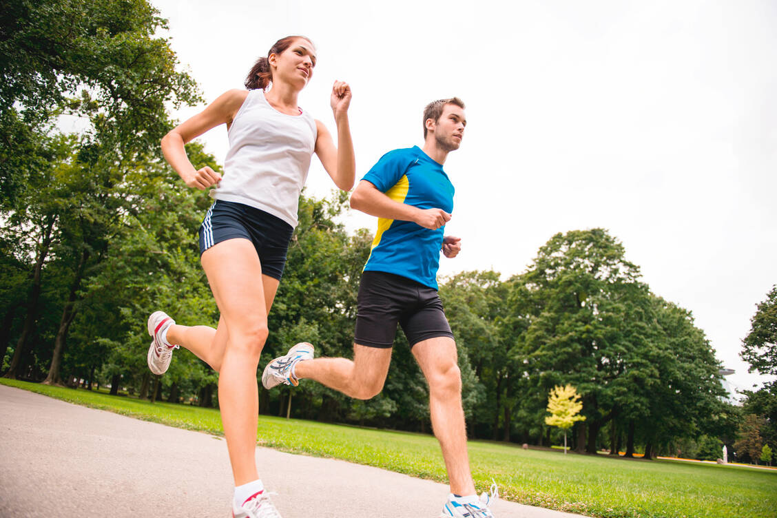 Bewegung an der frischen Luft stärkt unter anderem die Knochen und das Immunsystem. / Foto: Fotolia/Martinan