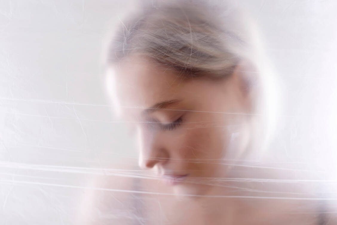 Studien zufolge können etwa Patienten mit Depressionen und Angststörungen von einer Psilocybin-Gabe profitieren. / Foto: Getty Images/Bernd Friedel/EyeEm