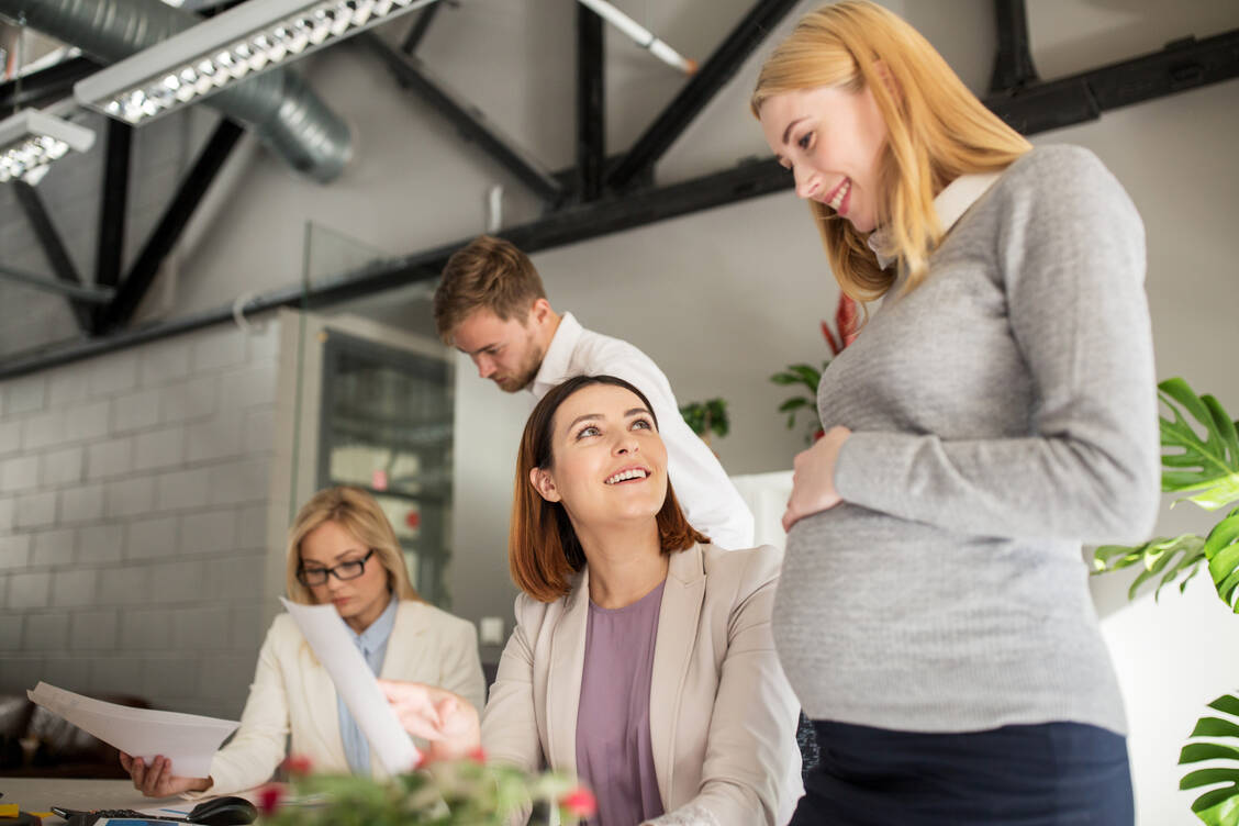 Die Schwangerschaft einer Kollegin weckt häufig einen Kinderwunsch auch bei anderen Frauen in deren Umfeld.  / Foto: Adobe Stock/Syda Productions