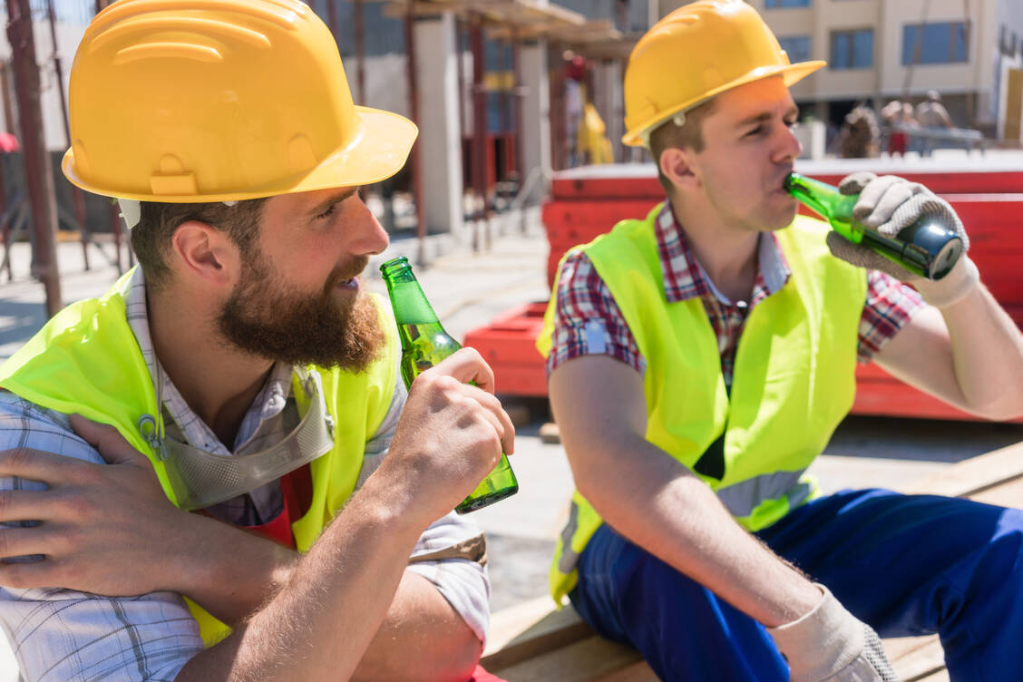 Feierabendbier: Untersuchungen zeigen, dass Männer in Handwerksberufen und Gastgewerbe häufiger Alkohol konsumieren als Angehörige anderer Berufsklassen.  / Foto: Adobe Stock/Kzenon