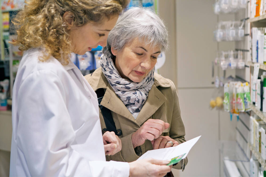 Mit den nötigen speziellen Kenntnisse die größte Zielgruppe in der Apotheke – die Senioren – bedürfnisorientiert beraten. / Foto: Your Photo Today