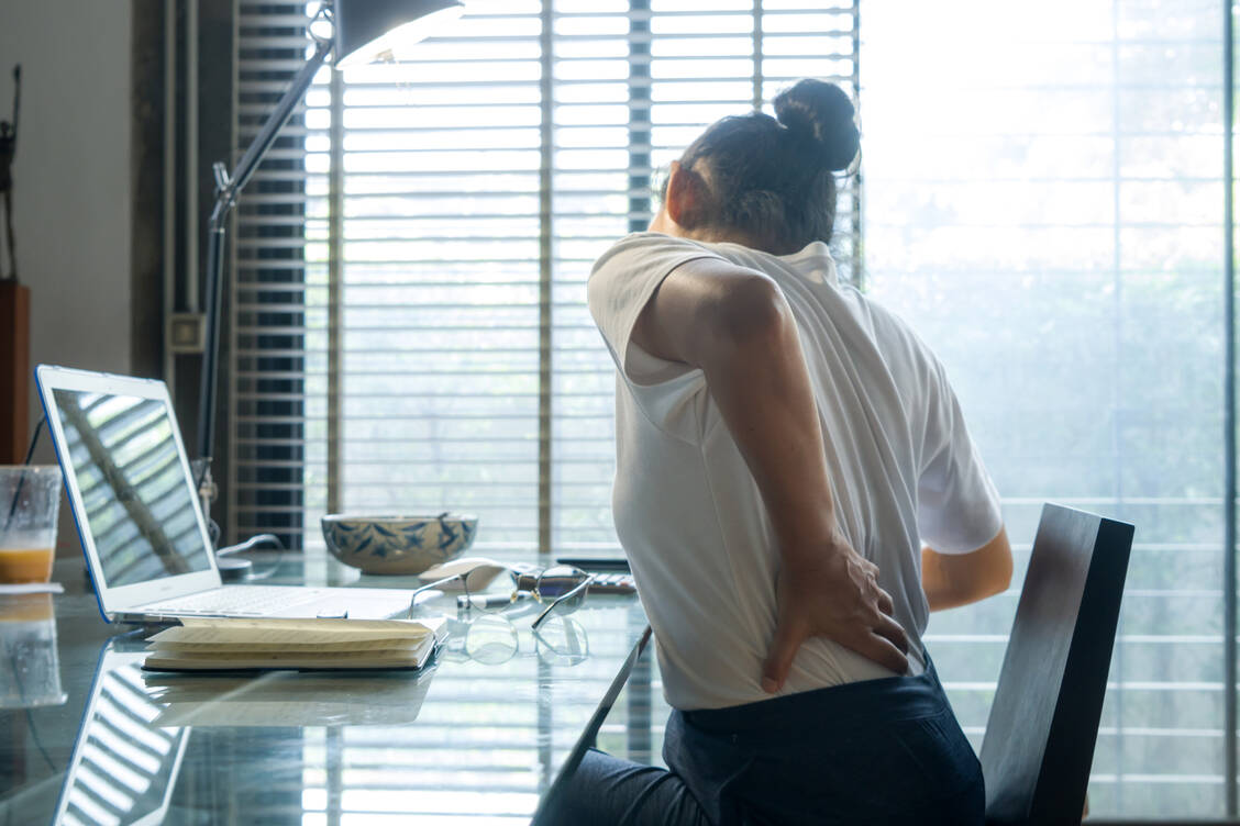 Einer der Hauptrisikofaktoren für Rückenbeschwerden ist langes Sitzen – neben Übergewicht und dem Rauchen.  / Foto: Getty Images/Athima Tongloom