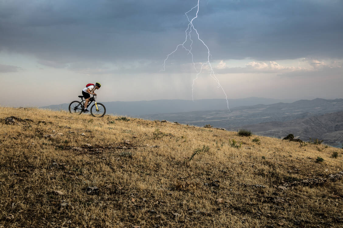 Um herauszufinden, wie weit das Gewitter noch entfernt ist, muss man die Sekunden zwischen Blitz und Donner zählen. Eine Faustregel besagt, dass drei Sekunden knapp einem Kilometer entsprechen. / Foto: Getty Images/guvendemir