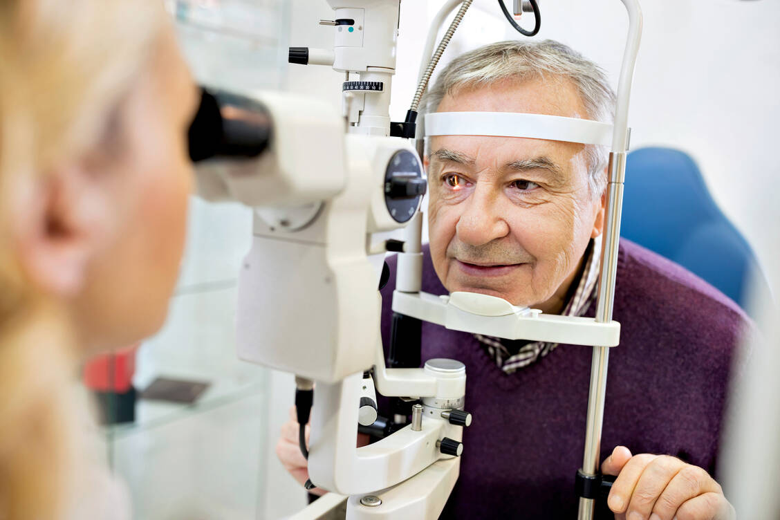Senioren sollten ihre Augen regelmäßig beim Augenarzt untersuchen lassen.  / Foto: iStockphoto/Lucky Bussines