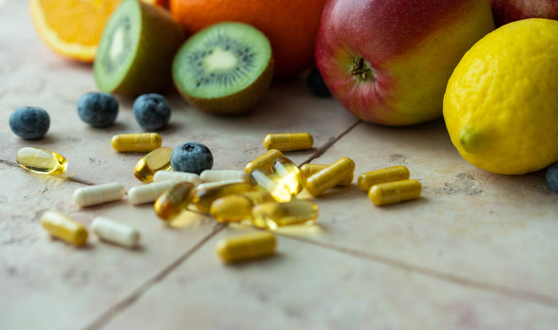 Wer sich abwechslungsreich ernährt und viel Obst und Gemüse isst, versorgt sein Immunsystem in aller Regel mit allen wichtigen Vitaminen und braucht keine Nahrungsergänzungsmittel. / © Getty Images/Marina Tikhonova