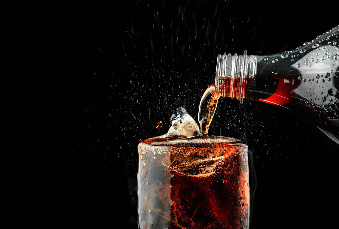 Ja, dieses Foto macht Appetit. Doch es geht auch ohne Softdrinks. / © Adobe Stock/Lemonsoup14