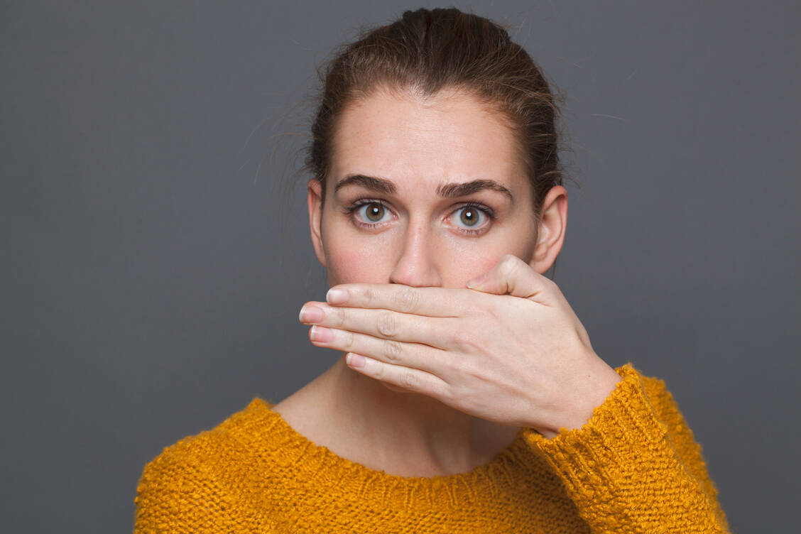 Schon beim einfachen Sprechen kann sich das Coronavirus verbreiten. Es hängt jedoch von mehreren Faktoren wie ab, wie hoch die Gefahr einer Ansteckung dnn ist. An die Hand sollten die Viren vom Mund allerdings auch nicht geraten. / Foto: STUDIO GRAND OUEST
