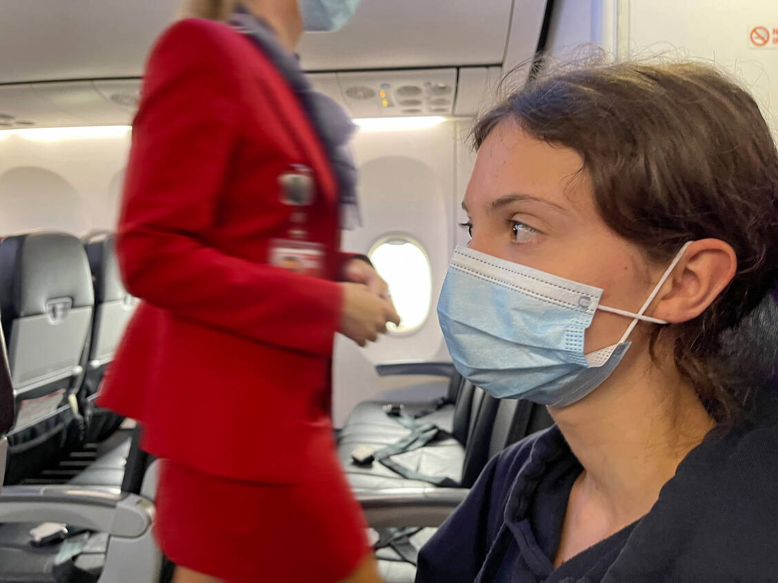 Neue Analysen von Luftfiltern und Gesichtsmasken haben gezeigt, dass in der Umgebungsluft in Flugzeugen kaum Krankheitserreger befinden. Das gilt auch für Krankenhäuser.  Ein anderer Übertragungsweg ist  viel gefährlicher. / © Getty Images/Andrew Merry