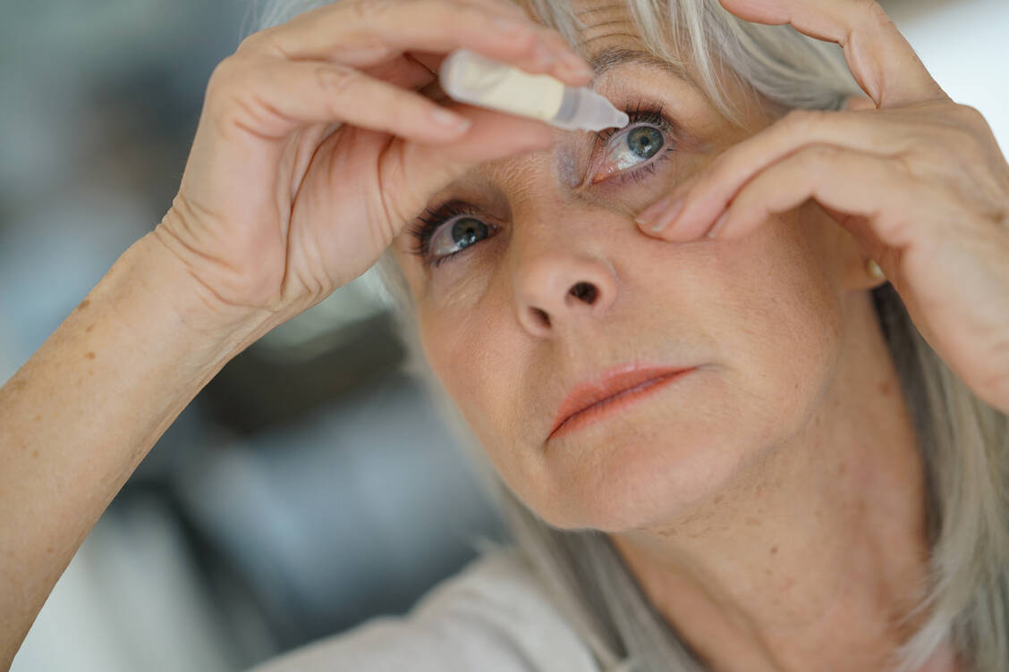 Wer bei seinem Heuschnupfen verstärkt über die Augen reagiert, behandelt am besten topisch mit Augentropfen. / Foto: Shutterstock/goodluz