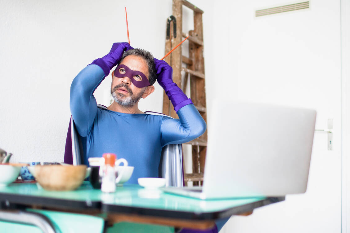 Zum Superhelden wird man natürlich nicht gleich, doch Antidepressiva können das Gehirn neu verknüpfen und zu einer anderen Sicht auf die Welt  verhelfen. / Foto: Getty Images/Ralf Hiemisch