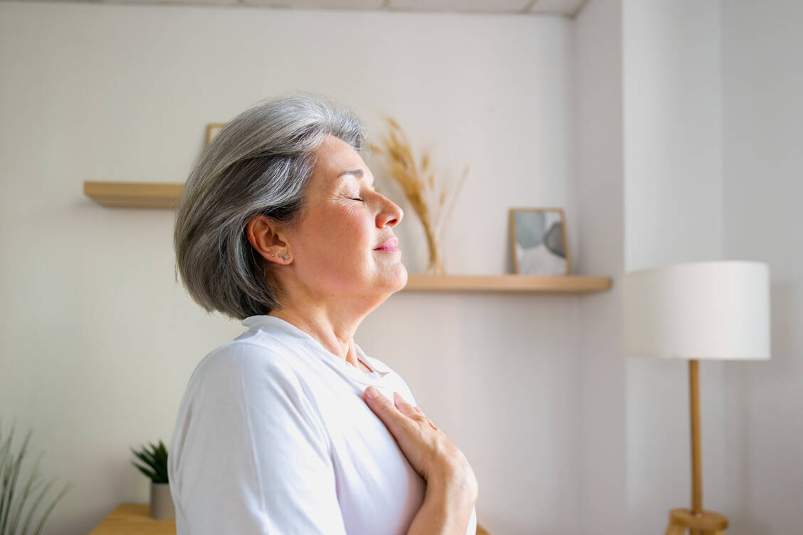 Mehr Luft: Patienten mit COPD profitieren von Bewegung und Atemtraining. / © Getty Images/ DelamarStudio