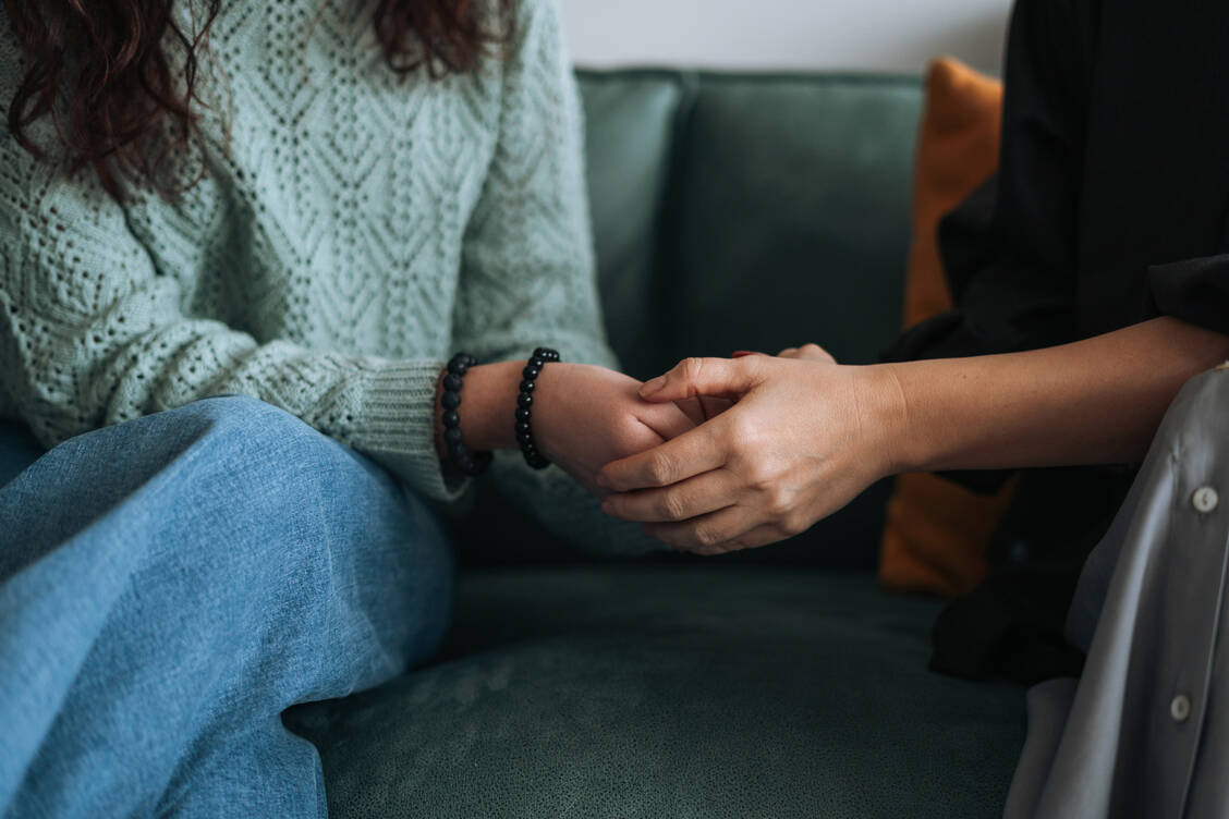 Wichtig zu verinnerlichen ist: Angehörige können Erkrankte zwar unterstützen, aber nicht heilen oder die Verantwortung für das emotionale Erleben von Betroffenen übernehmen. / © Getty Images/Galina Zhigalova