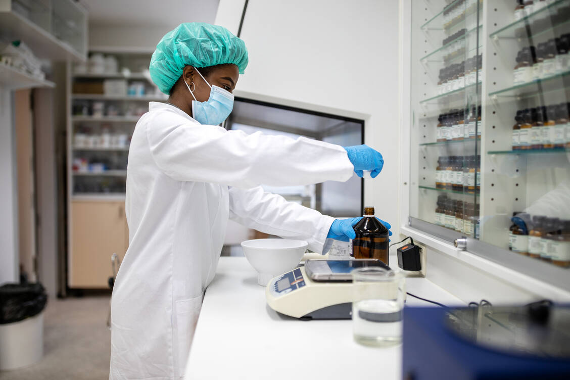 Bei Lieferengpässen kann auf eine Rezeptur ausgewichen werden. Hilfestellung finden Apotheken bei DAC/NRF.  / Foto: Getty Images/Luis Alvarez