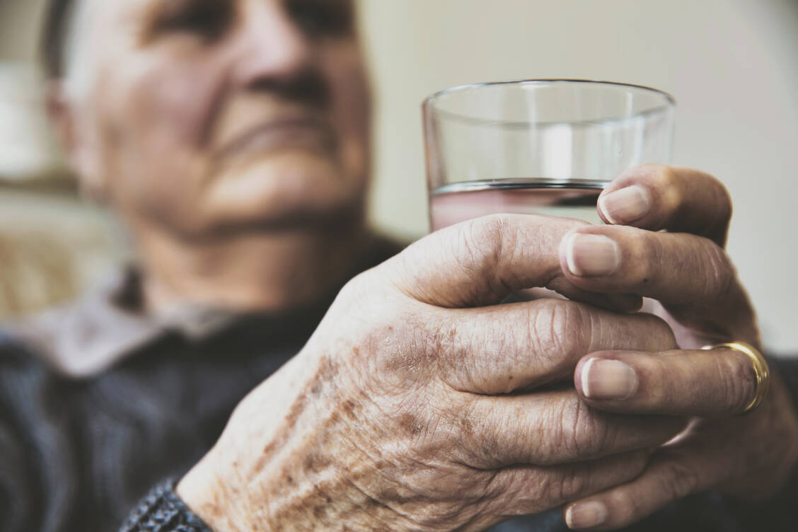 Ältere Menschen vergessen häufig zu trinken. Das kann sich im Extremfall in demenzähnlichen Symptomen äußern. / Foto: Adobe Stock/bilderstoeckchen