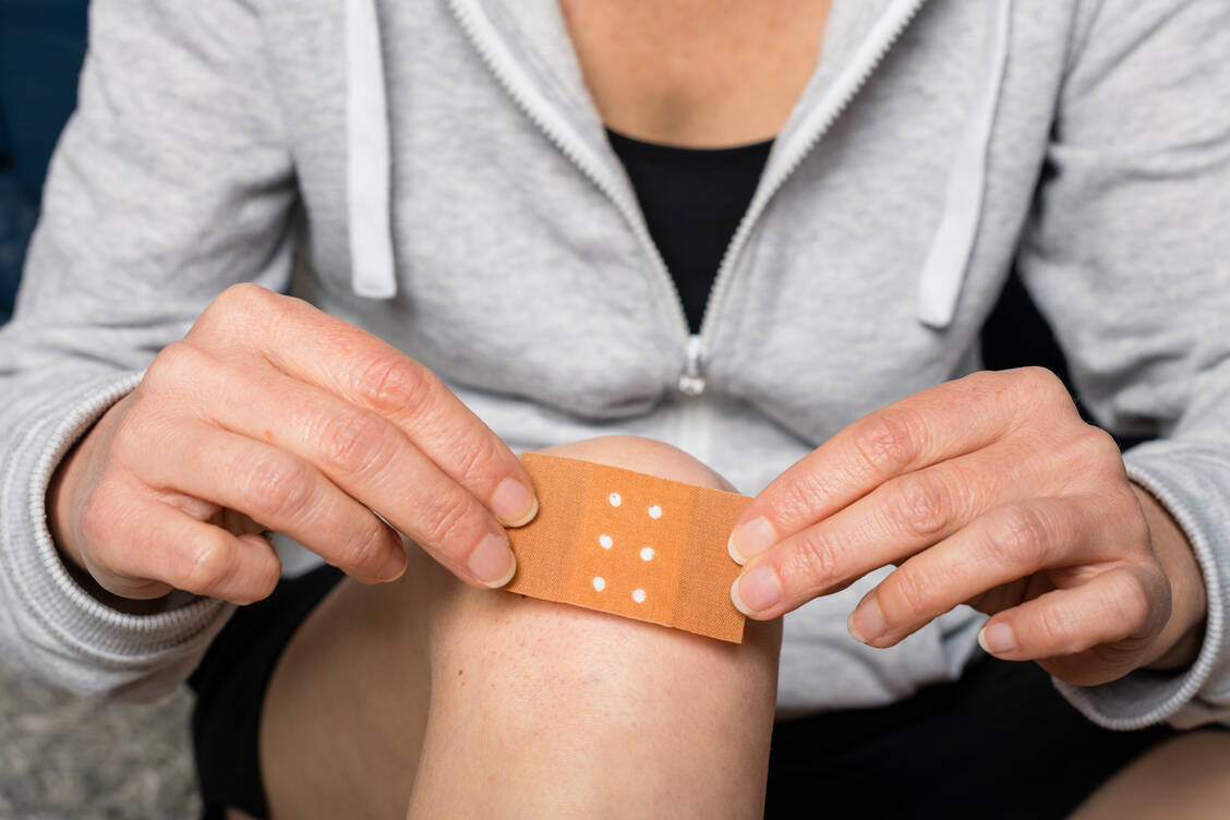 Eine sorgfältige Reinigung und Desinfektion sowie das Abdecken der Wunde verhindern Infektionen. / Foto: Getty Images/no_limit_pictures