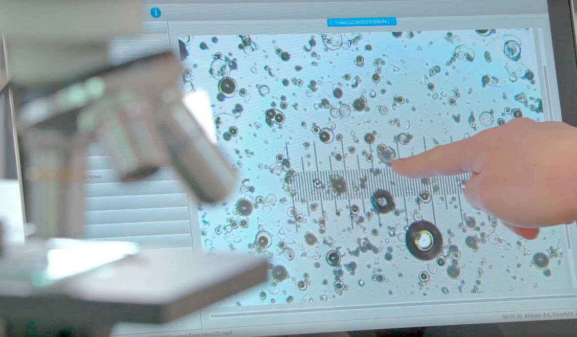 Keiner der Partikel darf größer als 90 Mikrometer sein, so schreibt es das DAC vor. / Foto: PTA-Forum, Rezepturhelfer auf Video (Screenshot)