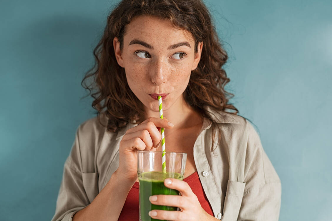 Grüne Smoothies erhalten ihre Farbe, weil zum Beispiel Blattgemüse enthalten ist. / © Getty Images/Ridofranz