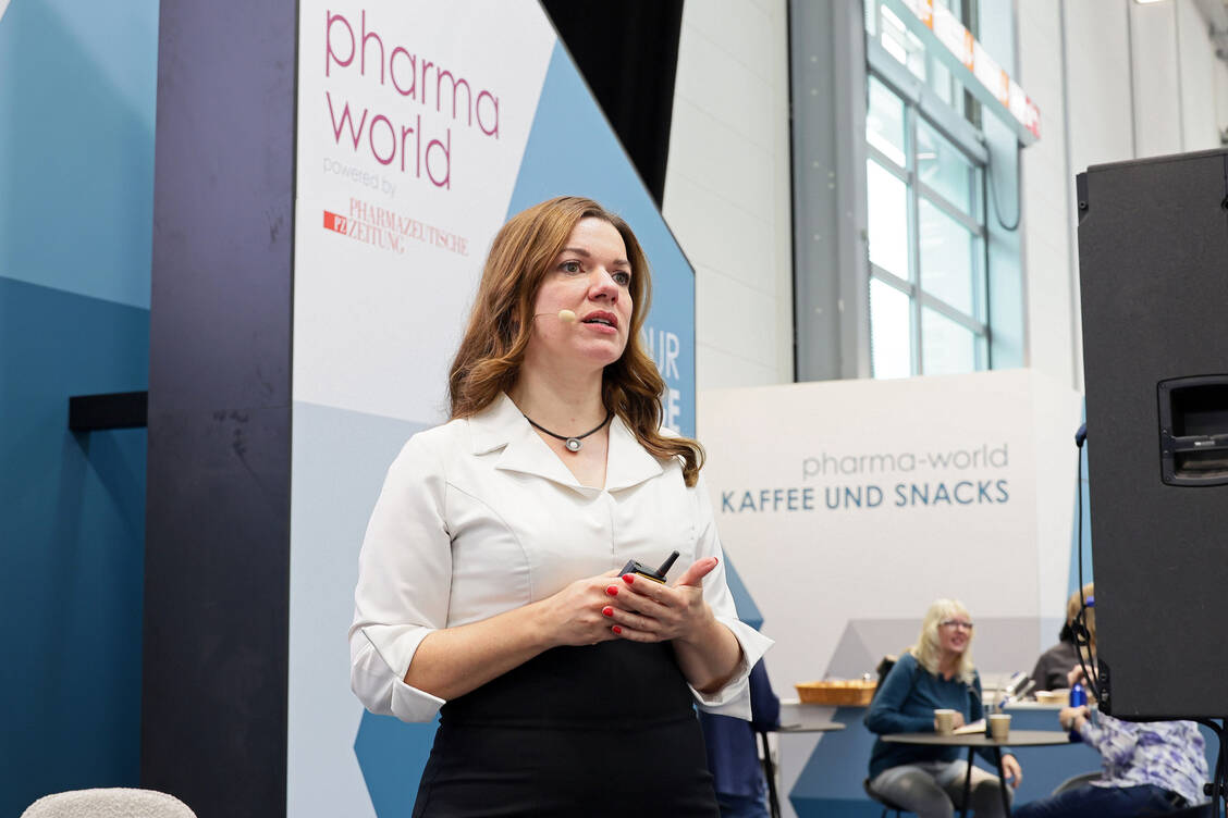 Rezepturexpertin Dr. Sandra Barisch stellte auf der Expopharm insgesamt fünf außergewöhnliche Rezepturen vor. / © PZ/Alois Müller