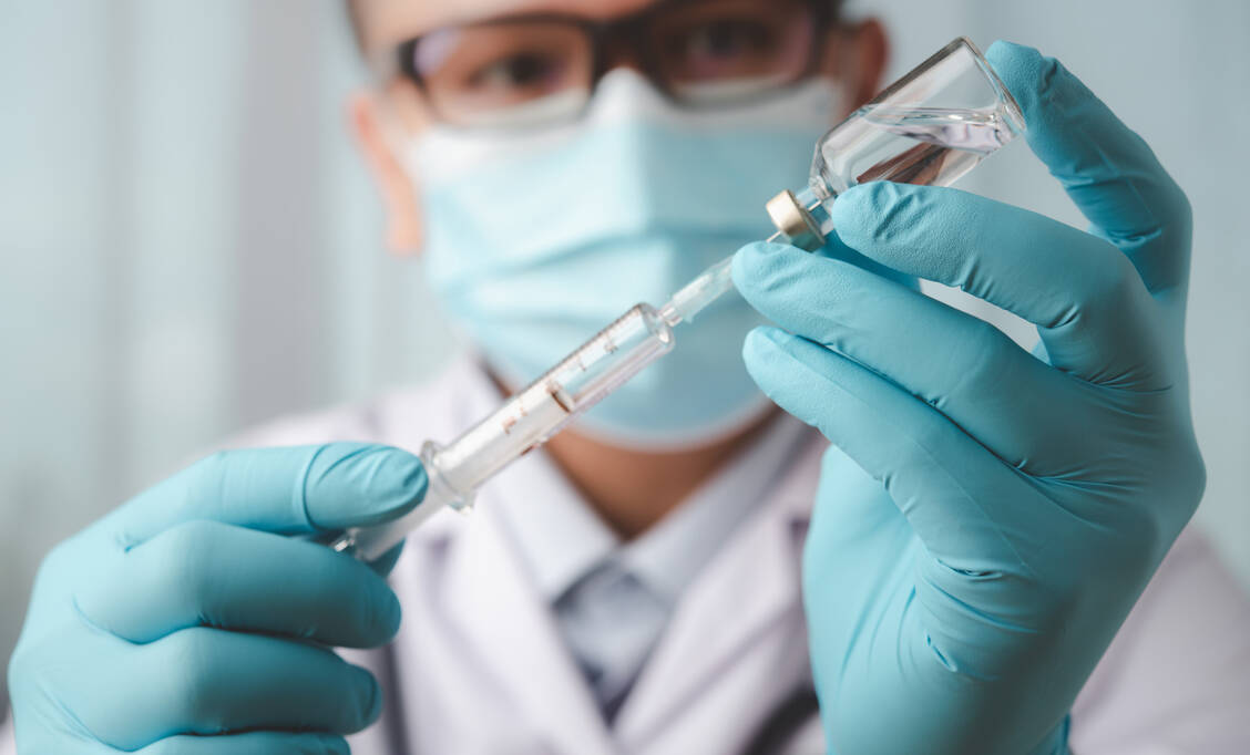 Die Impfstoffe von Biontech/Pfizer und Moderna enthalten mRNA, das ist neu. Informationen zur Langzeitverträglichkeit gibt es deshalb  (noch) nicht. Da stellt sich die Frage: »Soll ich´s wirklich machen, oder lass´ ich´s lieber sein?« / Foto: Adobe Stock/Looker_Studio