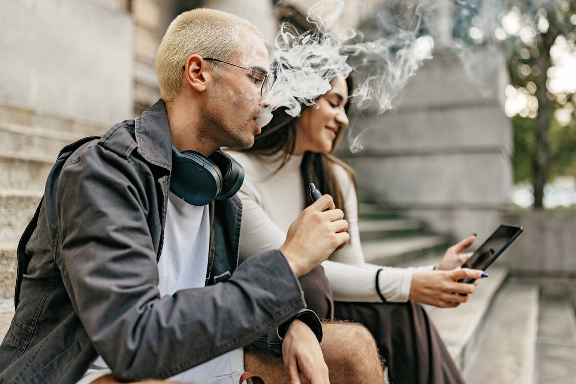 Daten zur gesundheitlichen Wirkung beim Inhalieren der E-Liquids in die Lunge liegen bisher öffentlich kaum vor, so das Bundesinstitut für Risikobewertung. / © Getty Images/supersizer