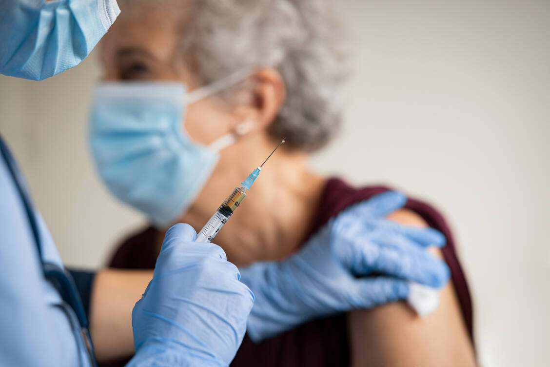 Der Impfstoff von Astrazeneca wird zukünftige auch für Menschen ab 65 Jahre zum Einsatz kommen. / Foto: Adobe Stock/francescoridolfi.com