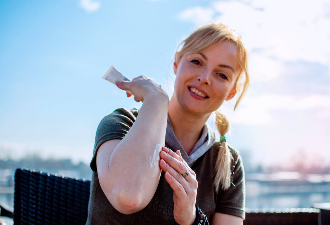 Mit Neurodermitis bitte zum Haut- statt zum Hausarzt. Nur so ist gesichert, dass auch nach neuesten Leitlinien und mit den besten Medikamenten behandelt wird.  / Foto: Getty Images/Biserka Stojanovic