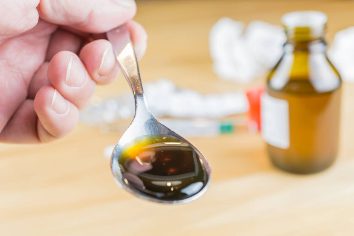 A constant coughing irritation is particularly agonising at night. Antitussives with dextromethorphan make it easier to sleep through the night. / Foto: Adobe Stock/A. Kiro