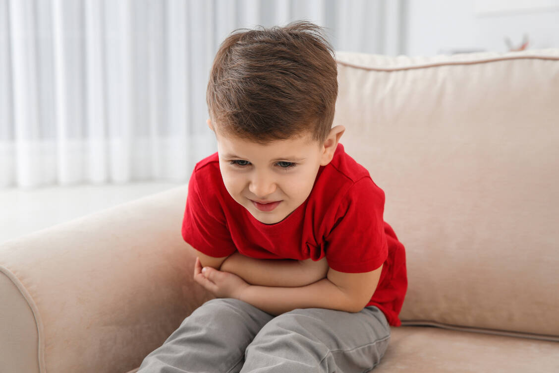 Haben kleine Kinder Bauchschmerzen, gleicht die Suche nach der Ursache manchmal Detektivarbeit. Häufig sind etwa Blähungen, Verstopfung oder Reizmagen, aber auch starke Gefühle können Kindern schnell auf den Magen schlagen.  / Foto: Adobe Stock/New Africa