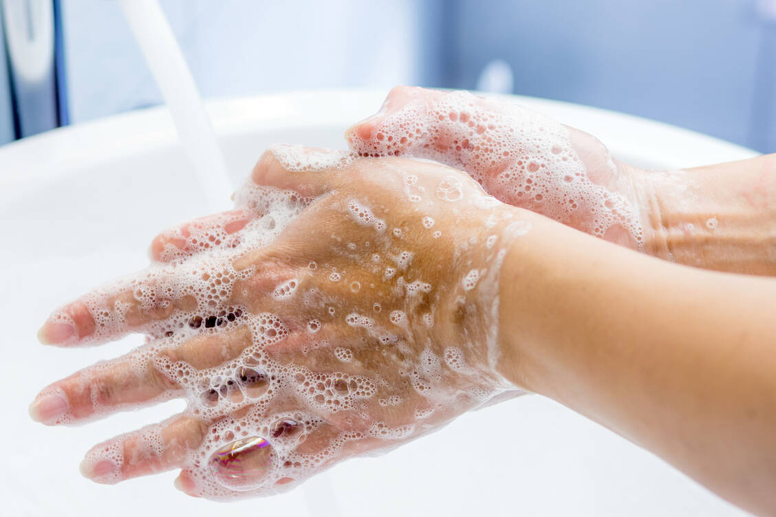 Hygieneregeln beherzigen ist eine entscheidende Maßnahme, um Ansteckung möglichst zu verhindern. / © Adobe Stock/Racle Fotodesign
