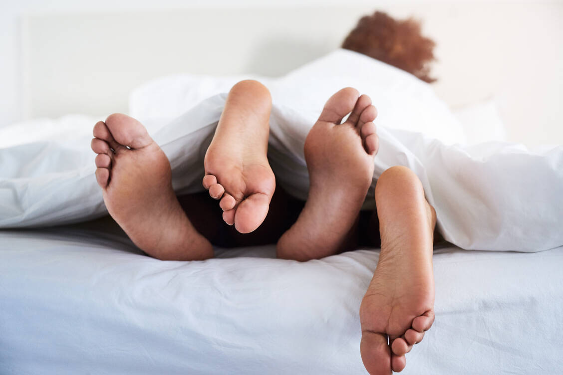 Männer schätzen ihr Sexualleben nach einer Sterilisation oft besser ein als zuvor.  / © Getty Images/PEOPLE IMAGES
